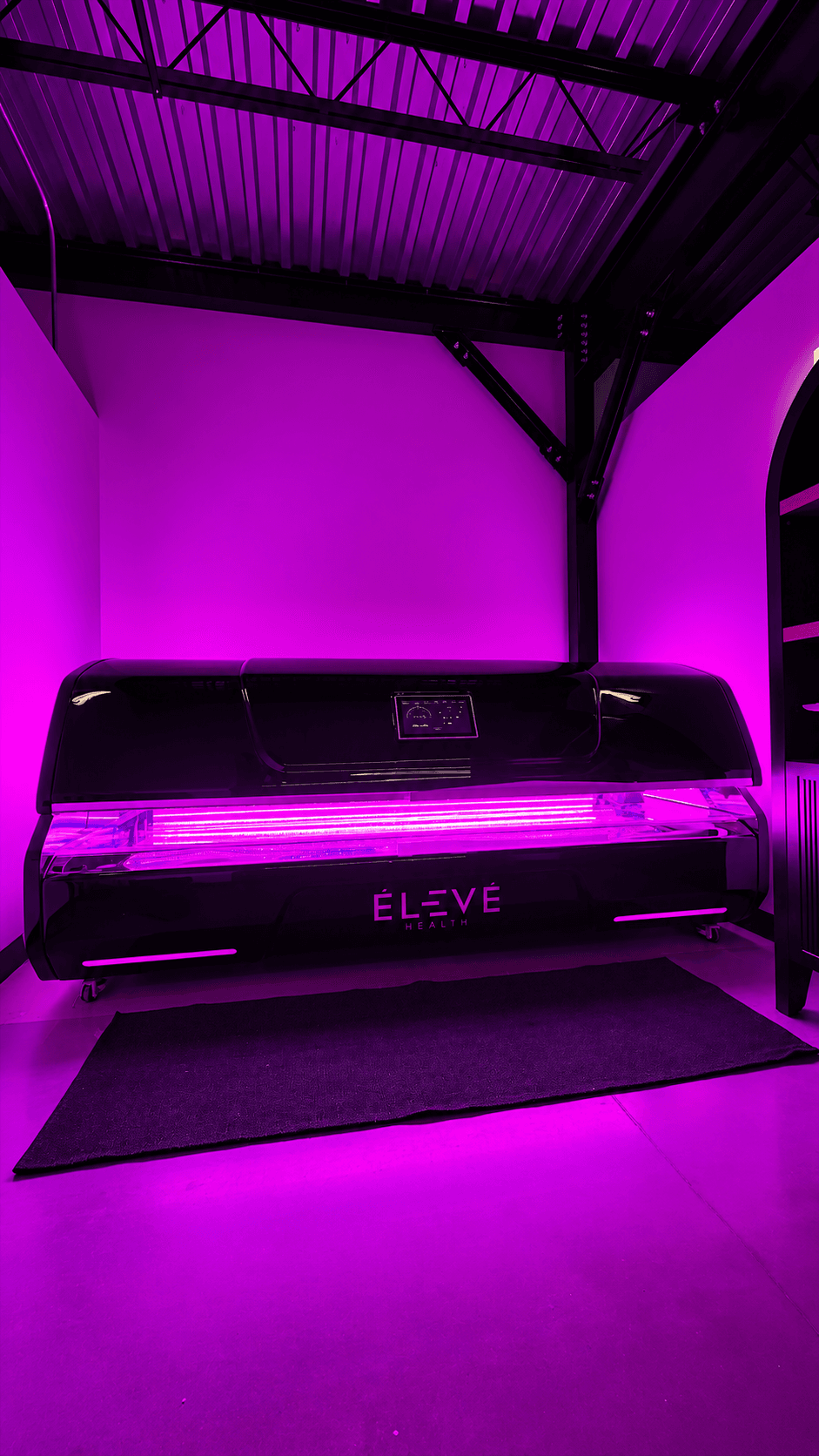 Full-body red light therapy bed at Eleve Longevity inside Aptare Labs